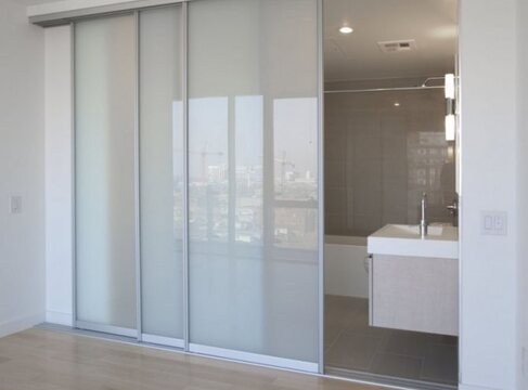 Раздвижные перегородки со стеклянными створками